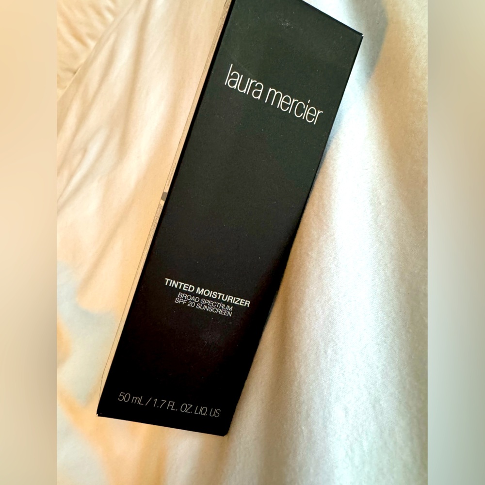 Laura Mercier tinted moisturizer 2W1 Bisque